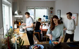 Giá cả tăng, nhiều người Mỹ về sống với bố mẹ