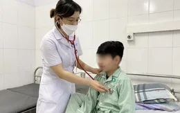 Trẻ bị suy tuyến thượng thận do dùng thuốc xịt mũi corticoid lâu ngày