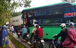 Va chạm giữa xe ô tô rơ moóc và xe khách làm 1 người chết, 3 người bị thương