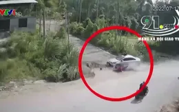 Xe máy mất lái bị ô tô đâm