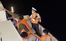 5 ngư dân sống sót sau 12 ngày lênh đênh trên biển đang được đưa về bờ
