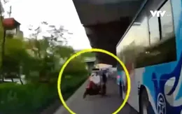 Xe máy kẹp 3 chạy ngược chiều né cảnh sát giao thông