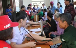 Hà Tĩnh: Khám bệnh, cấp thuốc miễn phí cho bà con khó khăn ở vùng biên
