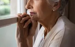 Nghiên cứu mới tiết lộ lý do phụ nữ dễ mắc Alzheimer hơn đàn ông