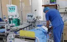 Hai anh em ruột tử vong sau khi uống 10 loại rượu