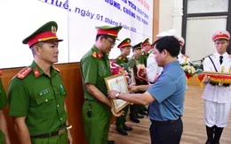Khen thưởng tập thể, cá nhân có thành tích trong vụ vây bắt kẻ cướp tiệm vàng ở chợ Đông Ba