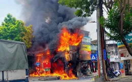 Hà Nội: Cháy lớn thiêu rụi cửa hàng máy tính ở Hồ Tùng Mậu