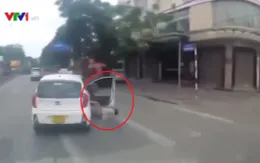 Ngã ra đường vì không thắt dây an toàn, không đóng cửa xe