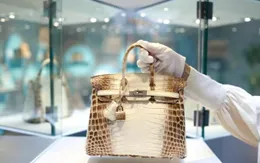 Vung tiền mua hàng hiệu, đồ xa xỉ: Lạm phát bỏ quên người giàu?