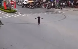 Thanh niên nghi ngáo đá, cầm hung khí náo loạn đường phố ở Sầm Sơn