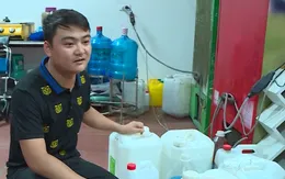 Phát hiện rượu không rõ nguồn gốc, chủ cơ sở bao biện "của khách gửi"