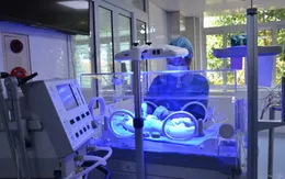 Cứu sống bé sơ sinh non chỉ nặng 700 gram, mắc nhiều bệnh lý nguy hiểm