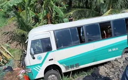 Xe khách lao xuống ruộng khi đang đổ đèo