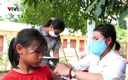 Vượt núi, băng rừng đến tận thôn bản tiêm vaccine COVID-19 cho người dân