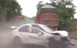 Ô tô 2 lần va chạm liên tiếp, tài xế vẫn an toàn sau khi văng ra khỏi xe