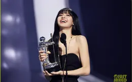 MTV VMAs 2022: Lisa (BLACKPINK) lập kì tích, trở thành nghệ sĩ solo đầu tiên giành giải MV K-Pop xuất sắc nhất