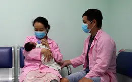 Cấp cứu thành công bé sơ sinh đẻ rớt trong nhà vệ sinh