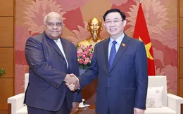 Chủ tịch Quốc hội Vương Đình Huệ tiếp Đại sứ Cuba và Đại sứ Nga đến chào xã giao