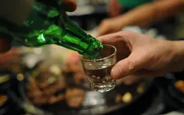 Tiếp khách dự đám giỗ, chủ nhà nhập viện cấp cứu vì ngộ độc rượu