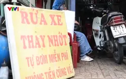 Ấm lòng tiệm sửa xe "không tiền cũng vá"