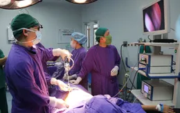 Đặt thanh nâng chỉnh hình dị tật lõm ngực cho bé trai 12 tuổi