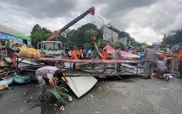 Cổng chào cao 5m ở Công viên văn hóa Đầm Sen bất ngờ đổ sập xuống đường