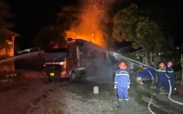 Xe chở hàng chục tấn vàng mã cháy dữ dội lúc rạng sáng