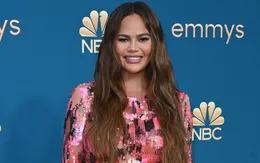 Chrissy Teigen khoe bụng bầu trên thảm đỏ Emmy 2022