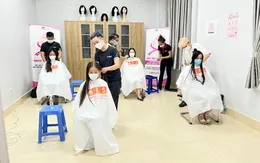 Những mái tóc dành tặng bệnh nhân ung thư