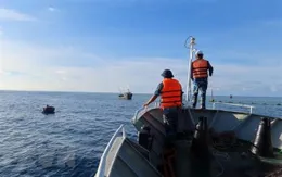 Hải quân giúp ngư dân khắc phục sự cố tàu cá trên biển