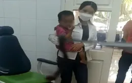 Gắp con vắt chui vào mũi cháu bé sống 1 tháng