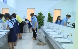 Phụ huynh tự đầu tư nhà vệ sinh mới cho học sinh ở trường