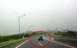 Lỡ đi vào cao tốc, xe máy gặp nạn khi quay đầu va trúng ô tô