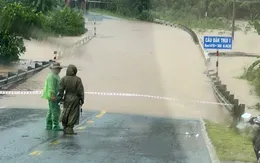Nước dâng gây ách tắc giao thông tại Quảng Nam