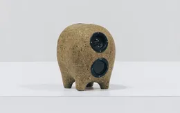 Kỳ lạ: loa làm từ phân bò và thảm làm từ lông chó được ra mắt tại Singapore