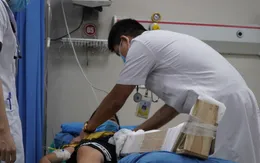 Cứu bé trai 9 tuổi bị lóc một nửa da cẳng chân sau va chạm với xe tải