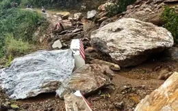 Hàng trăm hộ dân huyện Nam Trà My bị cô lập do sạt lở núi