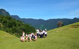 Xúc động lễ khai giảng ở nơi không điện, không nước giữa thảo nguyên xanh