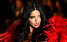 "Thiên thần nội y" Adriana Lima đón con thứ ba chào đời