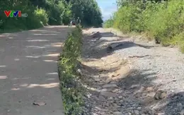 Dân khổ vì đường dở dang