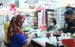 Malaysia dỡ bỏ quy định bắt buộc đeo khẩu trang trong nhà