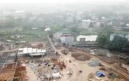 Thi công trường học ảnh hưởng đi lại của người dân