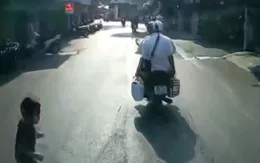 Tự ý băng qua đường, bé trai may mắn thoát nạn