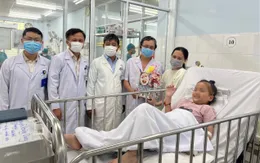 Bé 7 tuổi liệt tứ chi vì căn bệnh hiếm gặp