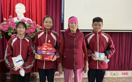 3 học sinh cứu bà cụ rơi dưới mương