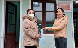 Nhặt được dây chuyền vàng cùng tiền mặt, người phụ nữ tìm người đánh rơi trả lại