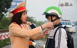 Phát tặng mũ bảo hiểm đạt chuẩn cho công nhân và học sinh