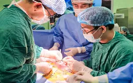 Tạo hình thực quản bằng đại tràng cho bé gái bị teo thực quản hiếm gặp