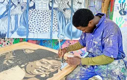 Nghệ sĩ Congo vẽ chân dung chính trị gia bằng nhựa