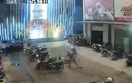 Nhóm thanh niên cầm hung khí truy sát người trước quán bar